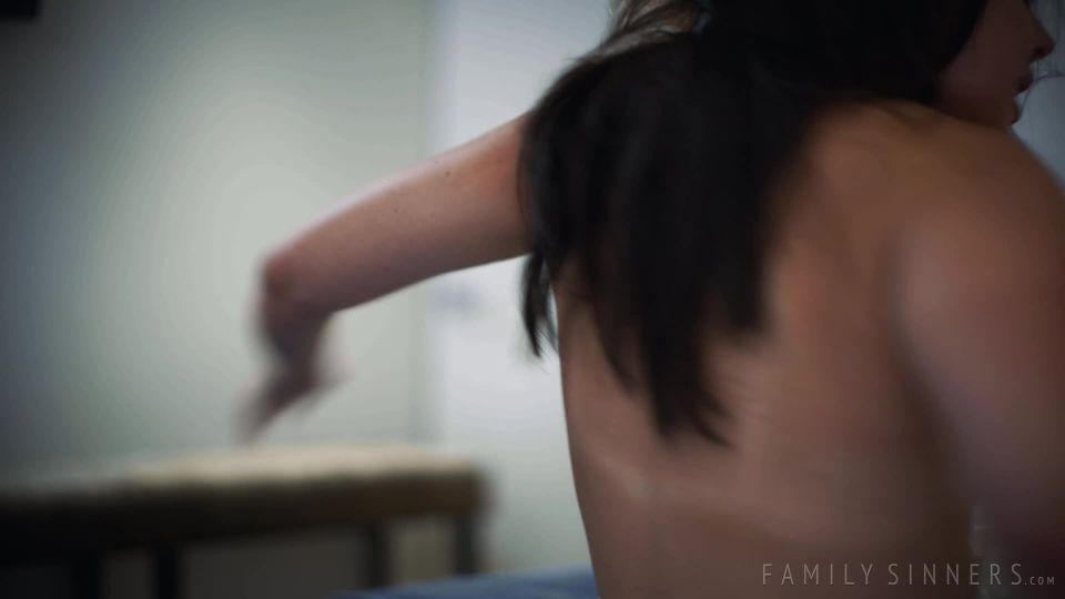 Episodio 2 Whitney Wright lo mantiene en la familia (porno de Amateur)