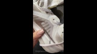 Onlyfans - Diosa Suzie - diosasuzie26 - diosasuzieHacer un recorrido por el interior de mis nikes blancos olorosos - 15-12-2021