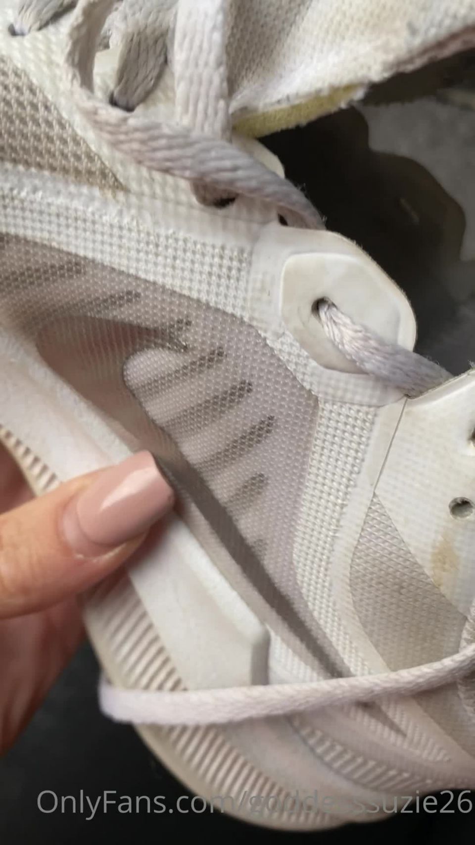 Onlyfans - Diosa Suzie - diosasuzie26 - diosasuzieHacer un recorrido por el interior de mis nikes blancos olorosos - 15-12-2021