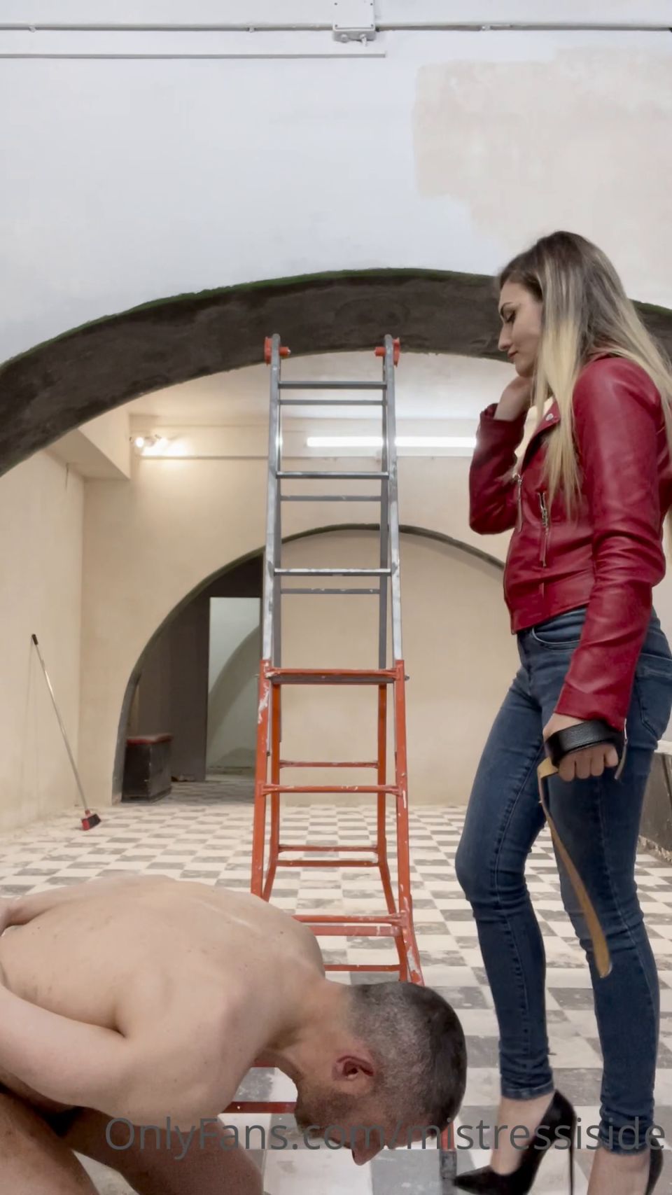 MISTRESS ISIDE - This Is What Happens When The Slave Doesn't Follow Orders.