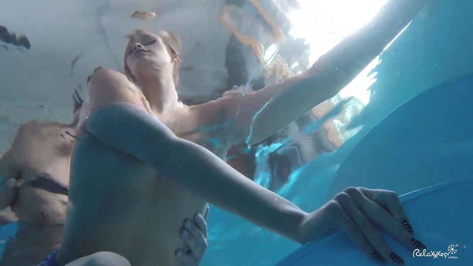 Ria Sun - Sexo Subacuático en la piscina con entrenador (Hot Babes)