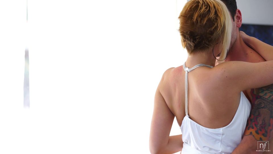 Kate Inglaterra Follar Rubia Caliente En Un Vestido Blanco Sin Ropa interior (Porno británico)