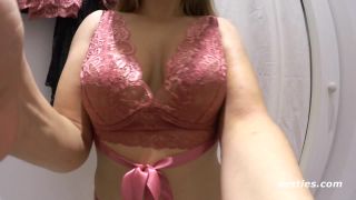 Viktoria in der Umkleide