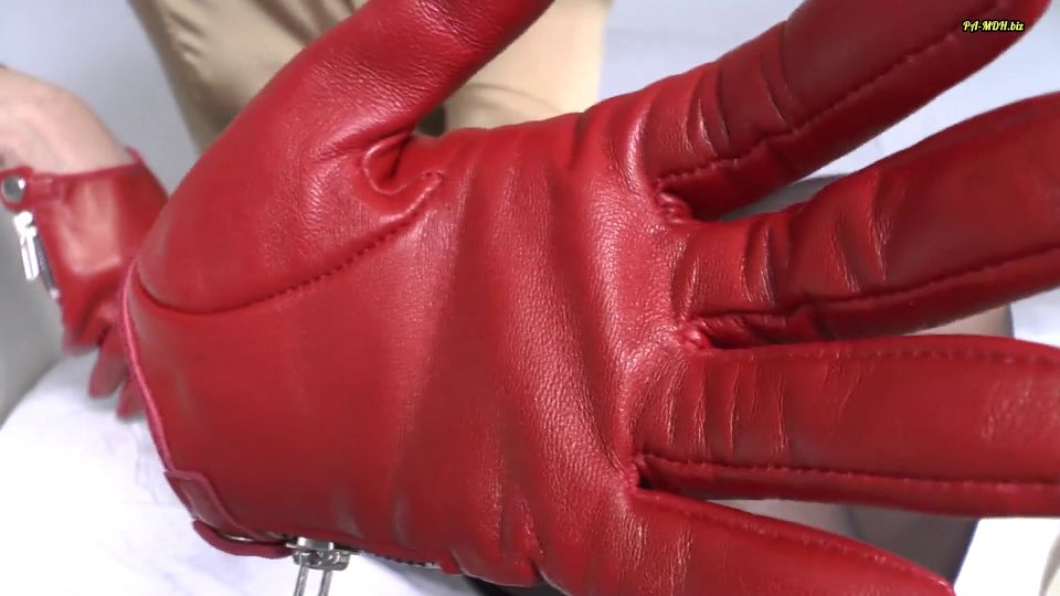 [K2S.CLUB] Lady_Victoria_Valente - Intensivos Schn?ffeln an Meinen Roten Lederhandschuhen - FullHD 1080P