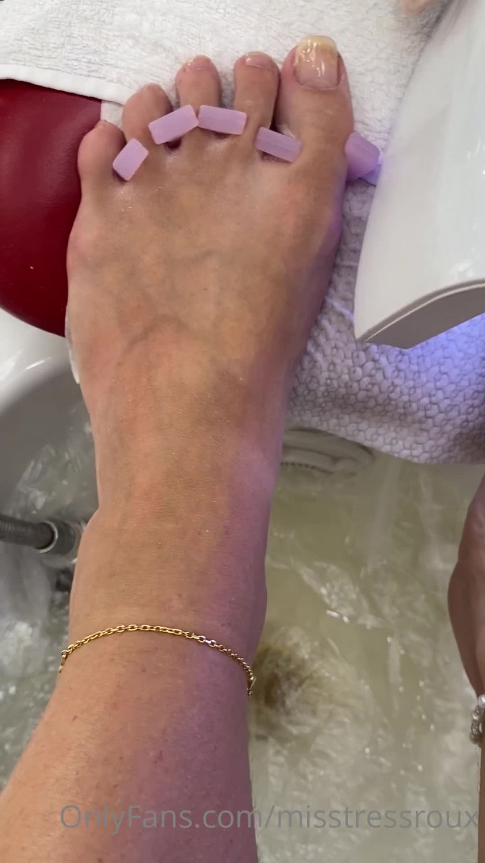 Onlyfans - GingerAlesFeet - misstressroux - misstressrouxHi guys Sorry if I havent been posting lately but my feet have been travelling all o - 06-09-2021