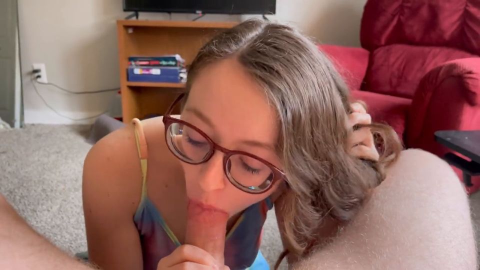 Cute sexy glasses girlfriend nice sucking dick and swallows creampie - Blowjobs