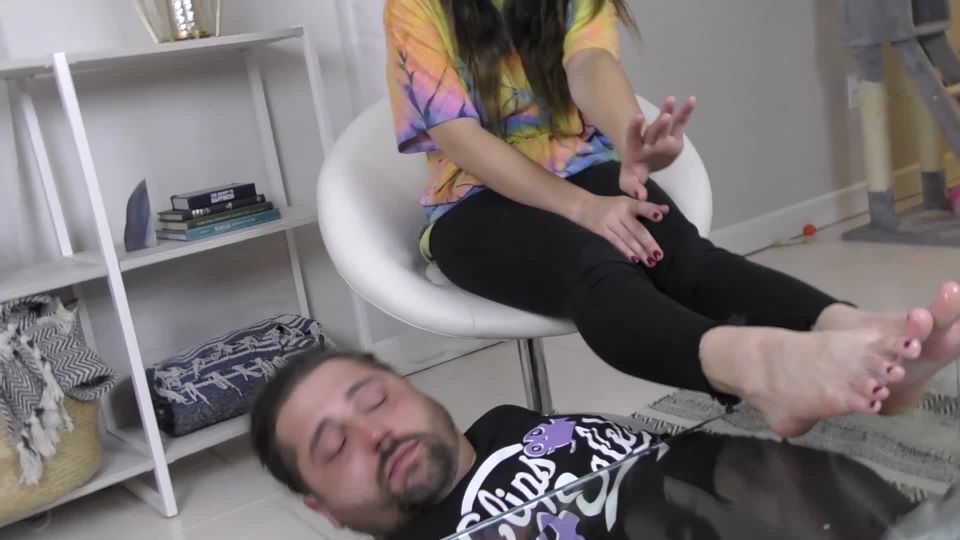 Savage Soles - Andi Page - Gagging on Her Size 10's Downl...