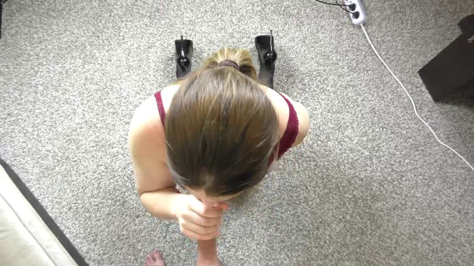 Alina Rose TEEN DEepTHROAT Y CUM EN GRANDES TITS NATURALES