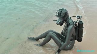 LatexVeronica buceando en traje de látex peltre (mp4)