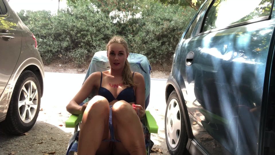 Ivy RosesCummin En la Presidencia junto a la carretera ocupada