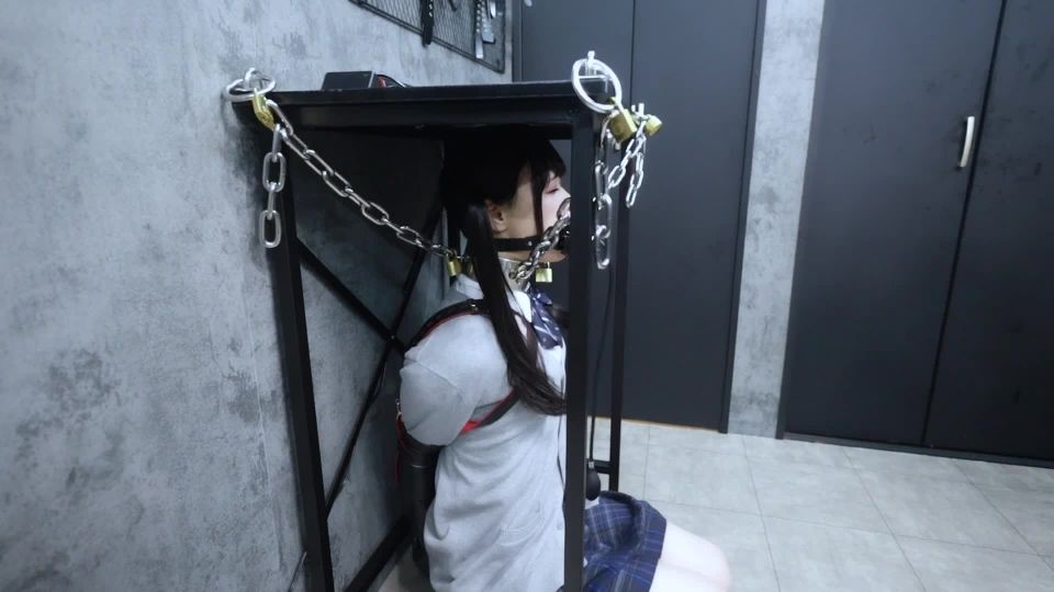 Fantia jp DDD04004120 (Uniform Bondage) 制服緊縛 テーブル固定 ショート１