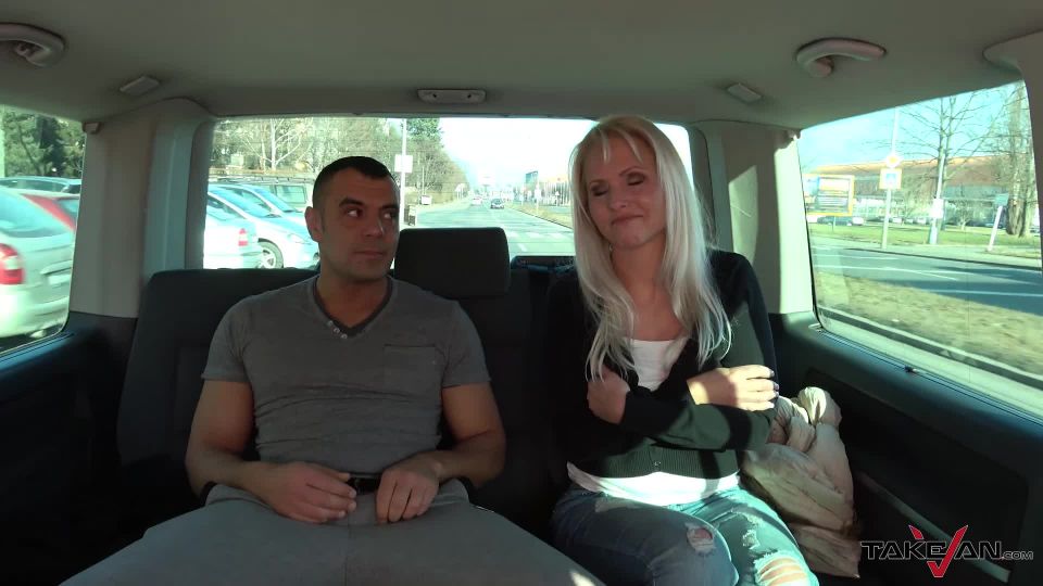 Toma la furgoneta con kathy hermosa en el exterior hermosa en el interior