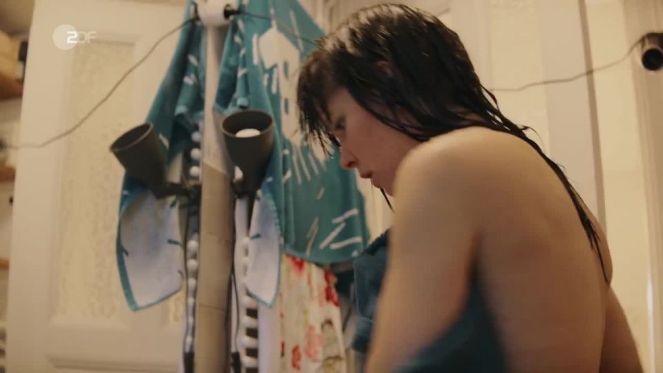 Maria Ehrich, Svenja Liesau, Lina Beckmann - Altes Land (2020) HD 720p - (Porno de Celebridad)