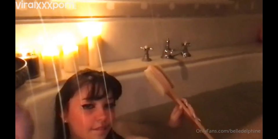 Bella Delphine Teas en baño vaporoso Video fuga de belleza delfina coño Belle Delphine