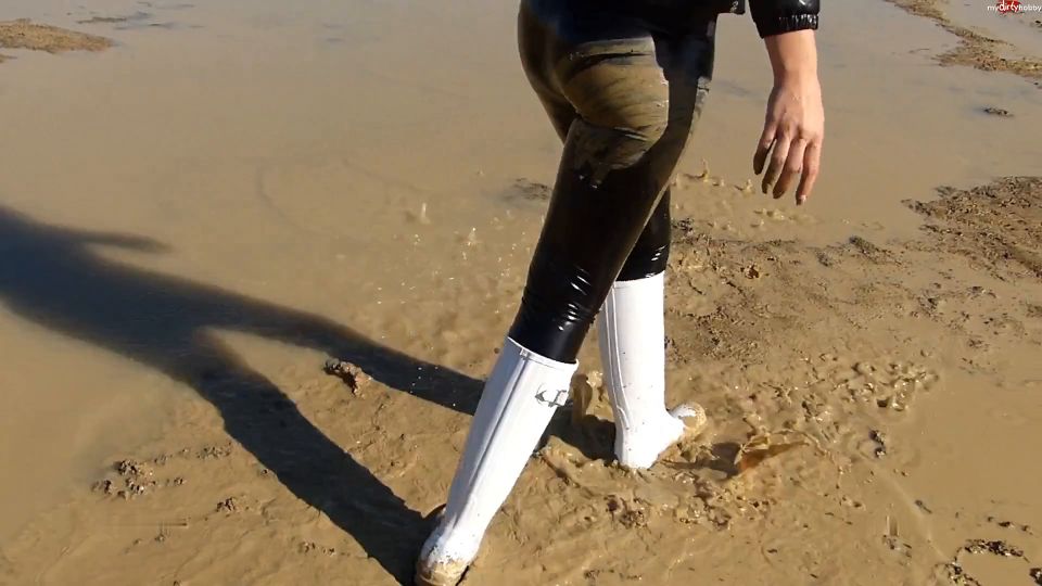 [K2S.CLUB] Shinylady2015 - Die geilen noch fast neuen Gummistiefel total eingesaut. Inkl. meg... - FullHD 1080P