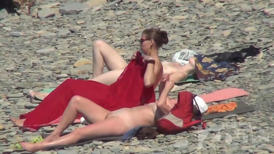 Voyeur nudism – Una de las chicas tiene todos los signos de embarazo Voyeur!