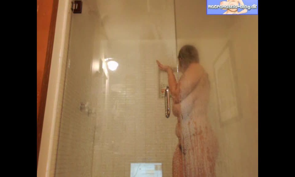 Codi – webcam – slim and udderly stacked – shower BigTits