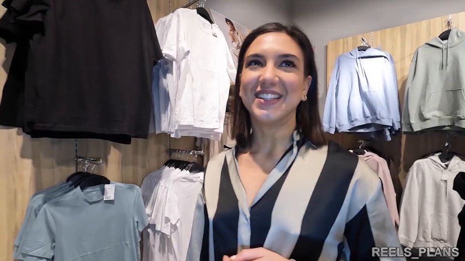 Una bonita francesa se folla a Anal en una habitación de dos de sus B