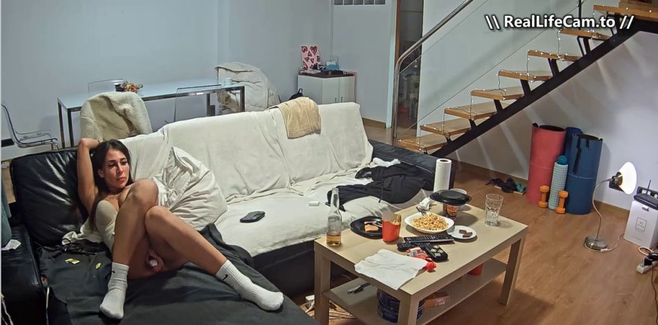 Reallifecam - Lina se calienta después de la fiesta y tener caliente coño frotar en Sofá 15.01.2025 600P - Voyeur