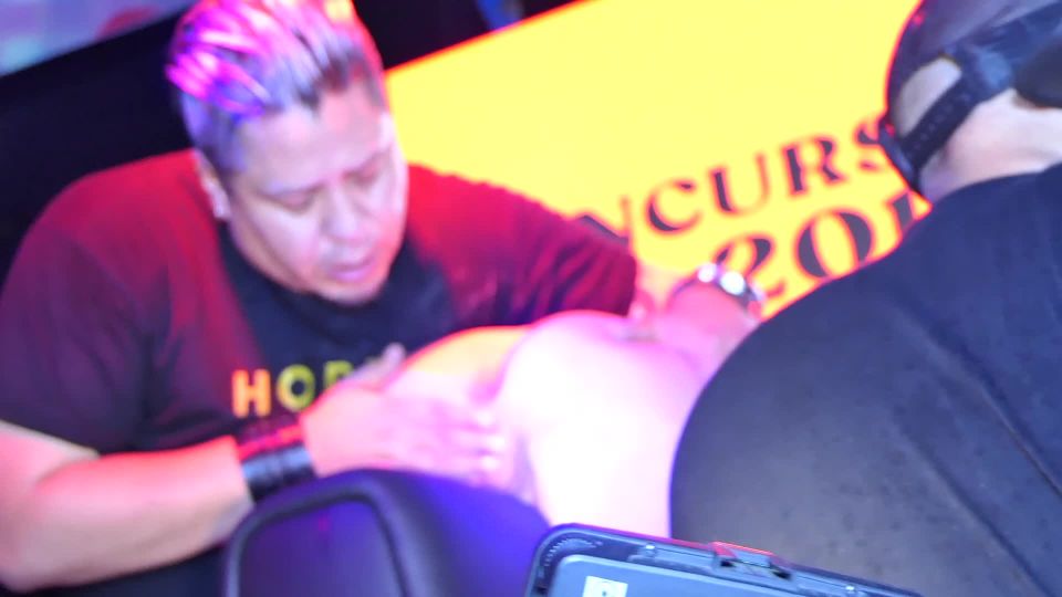 Salón Erótico de Barcelona 2018 Acción en el escenario de la Belle Horny - (Fisting porn videos)