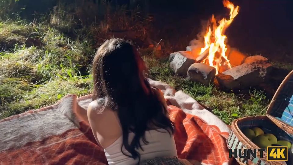 Steve Q - HUNT4K. Morena flaca sexy no se preocupa por su BF y está dando una mamada descuidada a un extraño