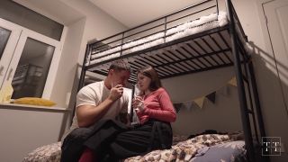 Vídeo recogido una chica linda y se cum en su boca en un dormitorio de la universidad...