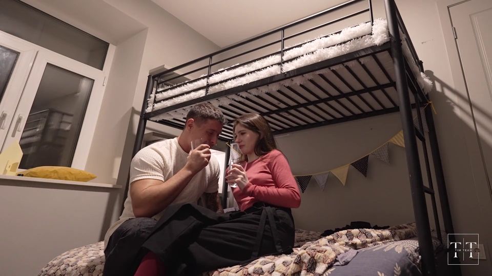 Vídeo recogido una chica linda y se cum en su boca en un dormitorio de la universidad...