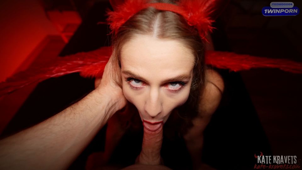 En la noche de Halloween, una chica modesta accidentalmente se convirtió en una puta (Teen) Kate Kravets