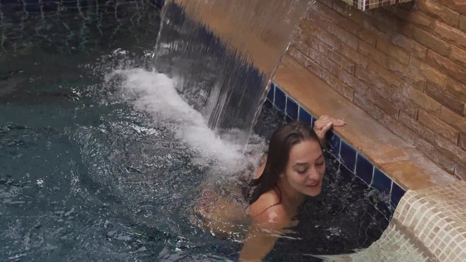 Dominika c en Tailandia relajarse en la piscina - -) vídeo privado