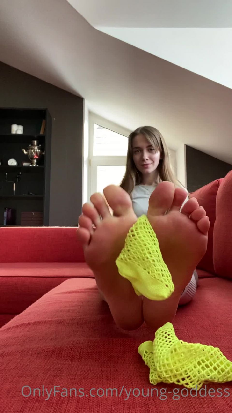 Diosa joven () Diosa joven - mis pies están cansados después de filmar Quiero que lamas el sudor entre tus dedos 11-03-2021