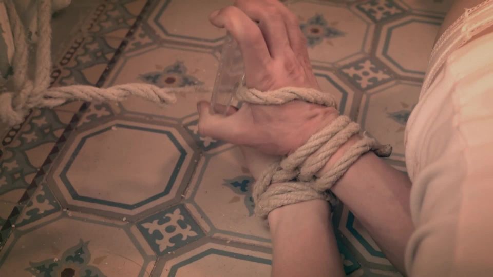 Natalia Kovachevski, Lucile Jaillant - Muñeca de Guerra (2015) HD 1080p - (Porno de Celebridad)