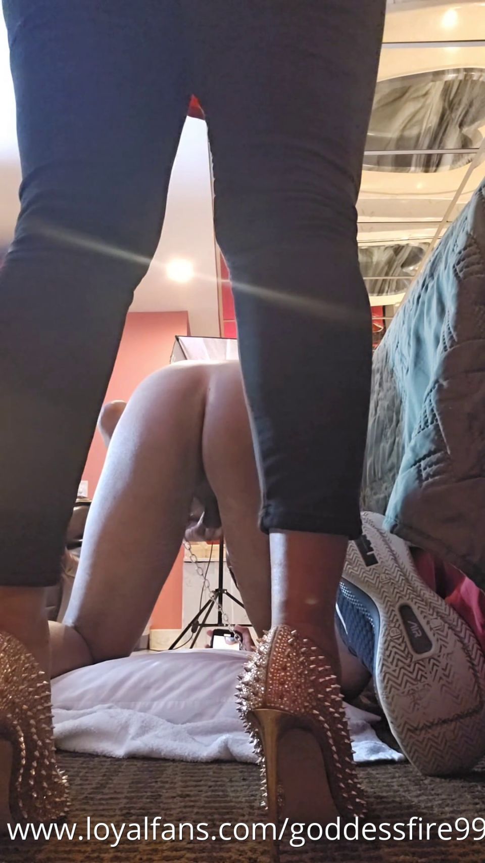 Diosa de los talones de fuego escupidos de bolas de femdom SD 1080P