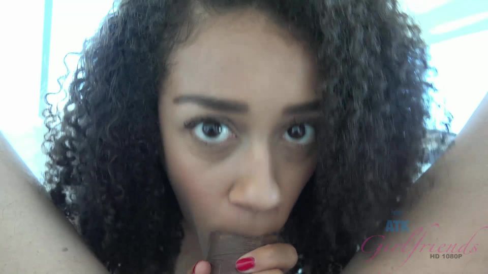 ¡Despierta, es hora de follar con Ariana!