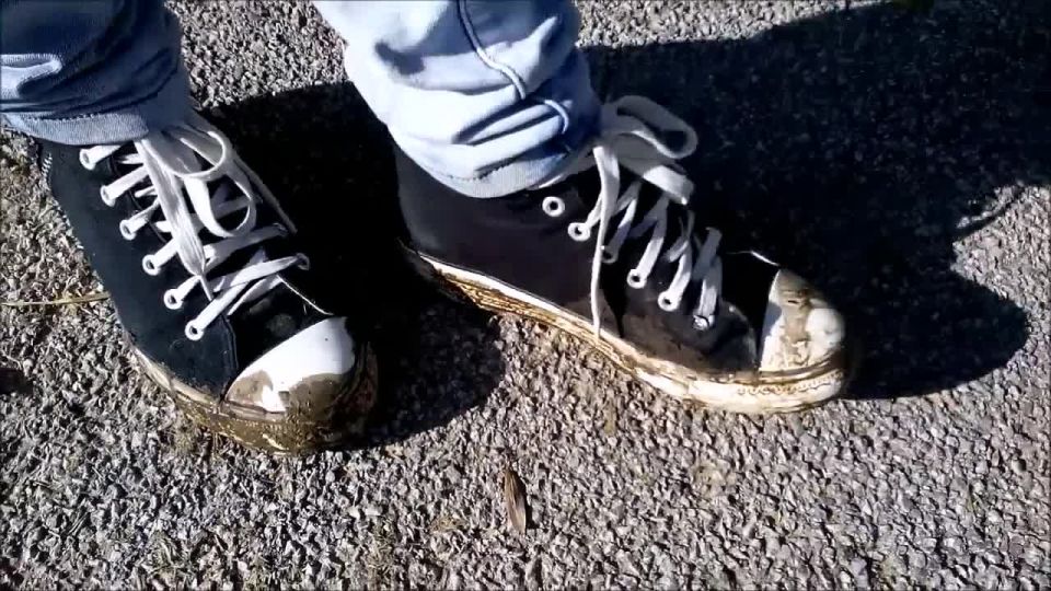 PASSEGIATA AI PIEDI DELLA PADRONA / SCARPE SPORCHE / PADRONA CLaudiA - (Porno de los pies)