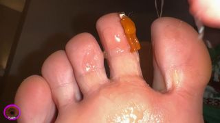 El Emporio de Cirilla - Lady Leviathan Tiny Siervo me ayuda a depilar mis pies - FullHD 1080P