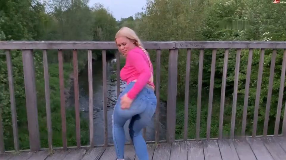 Steffi Blond - Auf Bachbrücke en Jeans eingenäste und Ganzkörpersektdusche - Fuck... 720P - Alemania