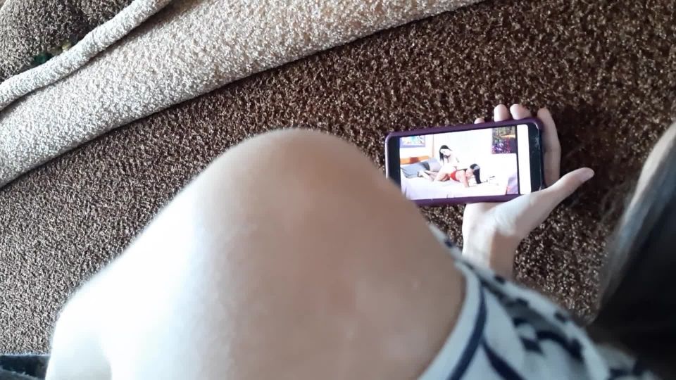 [Amateur] Смотрели с подругой лесби порно и я втайне от нее начала мастурбировать и кончила