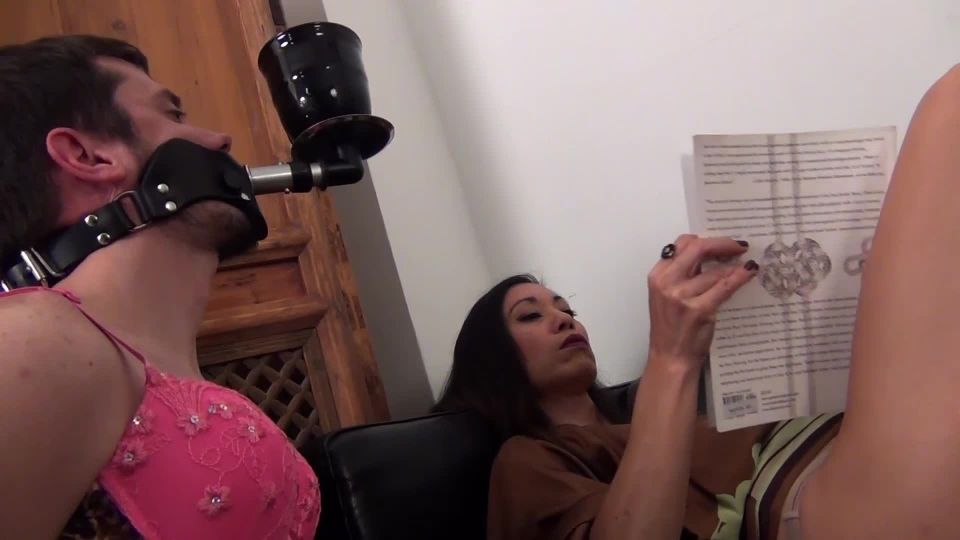 clip para adultos 31 LIMPIEZA COMO UNA BUENA PEZCA. Fetiches Femdom porno calcetines de pediatría fetiche