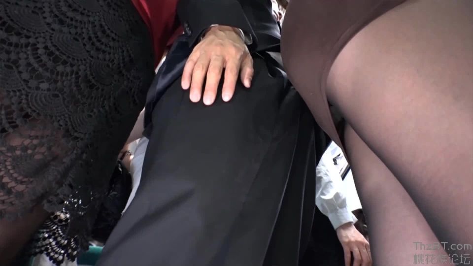 Vestido con una pantimedia negra OL abusado en un autobús concurrido 7 Milf!