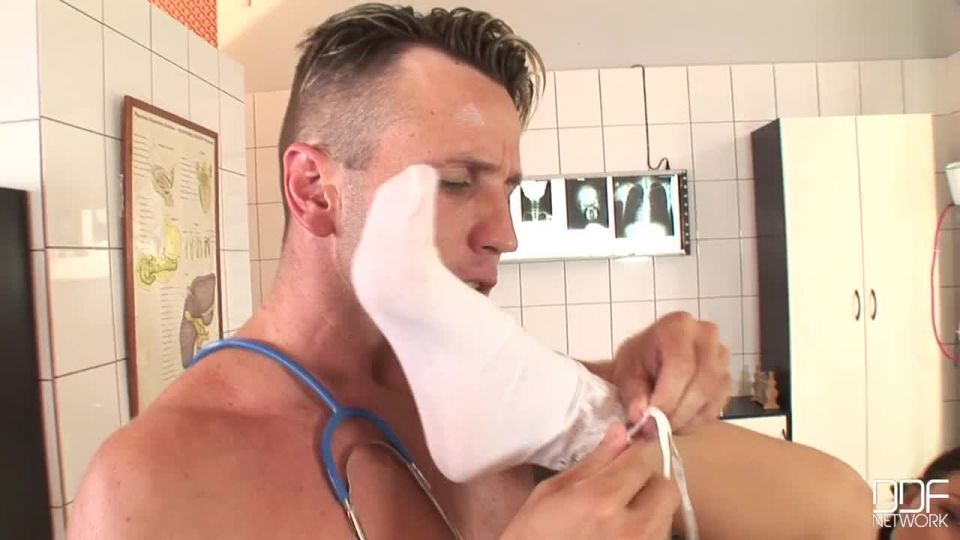 clip en línea 24 Inunda sus pies con esperma!