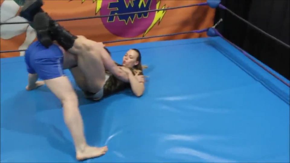 Soldado chica en botas domina un chico pequeño