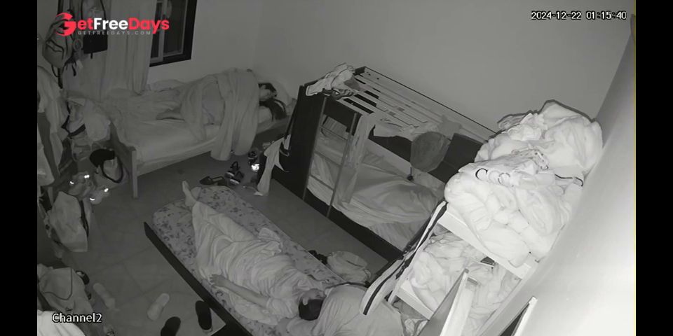 Dos morenas durmiendo juntas después de un trío de sexo, cinta oculta