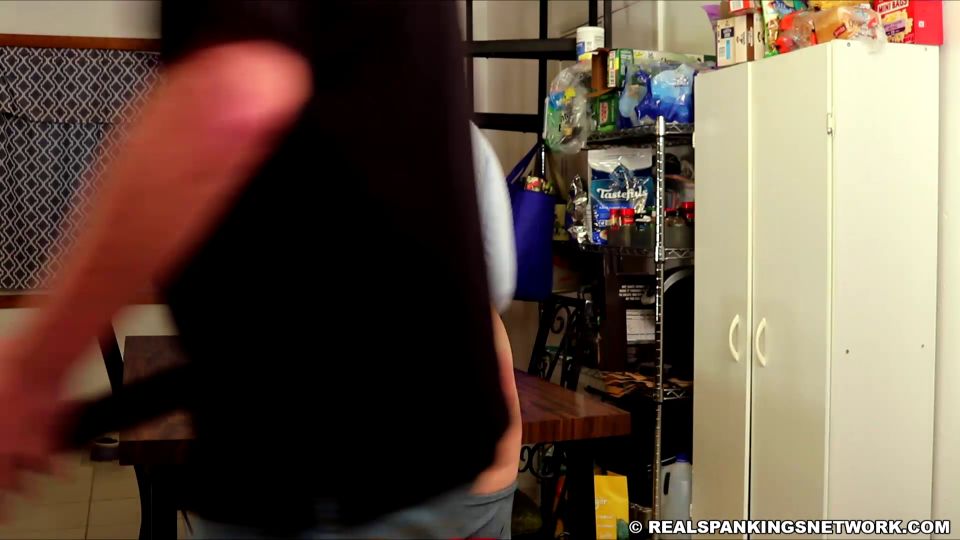 Pinchado con un cinturón en la cocina (parte 1 de 2) Descargar...