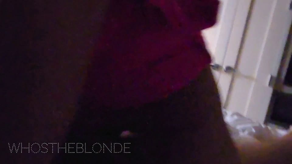 Engañando a Hotwife llega a casa después de salir y le dice a marido sobre hacerse follar.