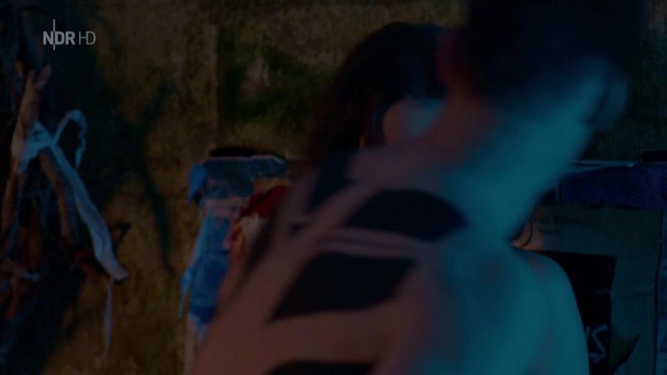 Simone Geissler, Valerie Stoll - Wo kein Schatten fallt (2018) HD 720p - (Celebrity porn)