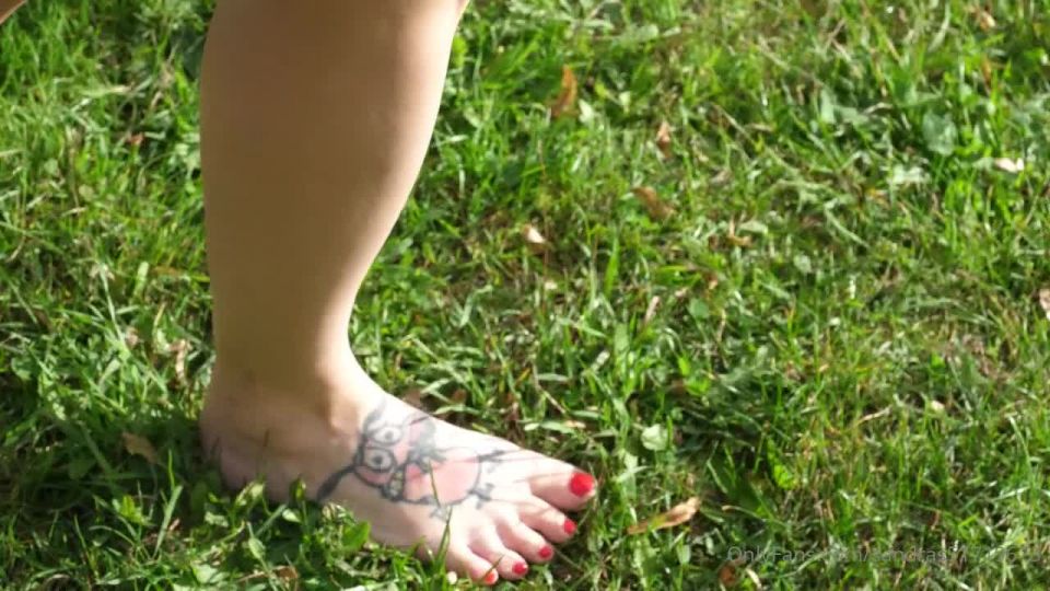 Sandra sweet Sandrasweet - walking barefoot on the grass 04-10-2021
