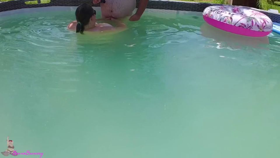 BonnieBouncing - FINGERING PUSSY IN THE POOL HOT HOT OUT!