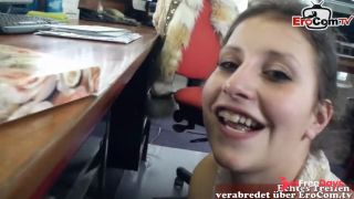 Heie Sekrterin wird von einem alten Sack in den Arsch gefickt