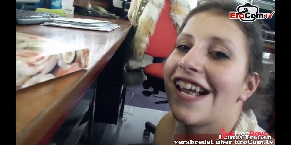 Heie Sekrterin wird von einem alten Sack in den Arsch gefickt