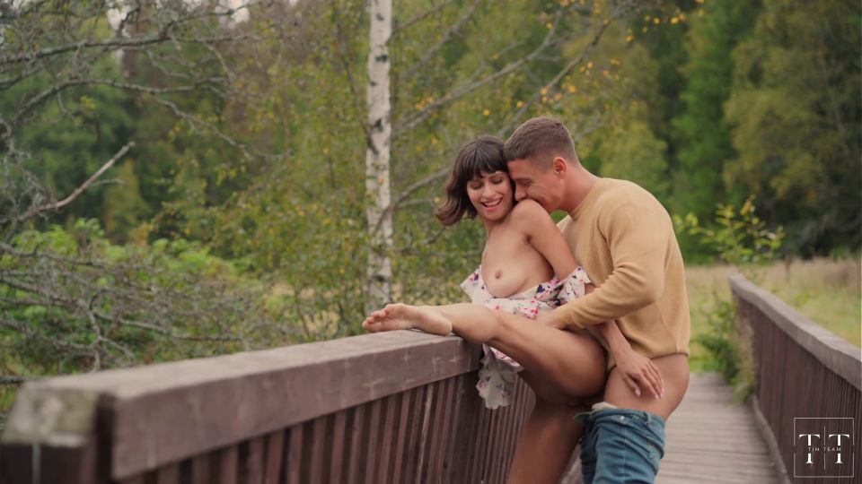 Semen en las tetas de su novia en el bosque [1080p] - Adolescente